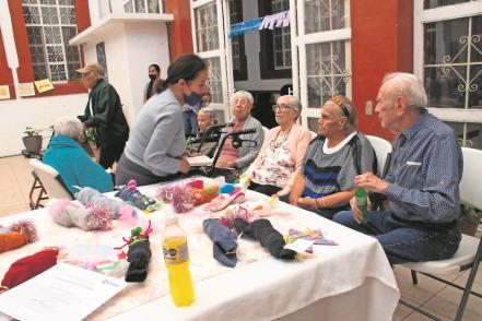 Personas adultas mayores exponen manualidades en el Asilo San Sebastián