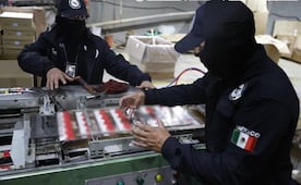 Aseguran 60 toneladas de cigarrillos ilícitos en bodega del Edomex; hay dos extranjeros entre los detenidos