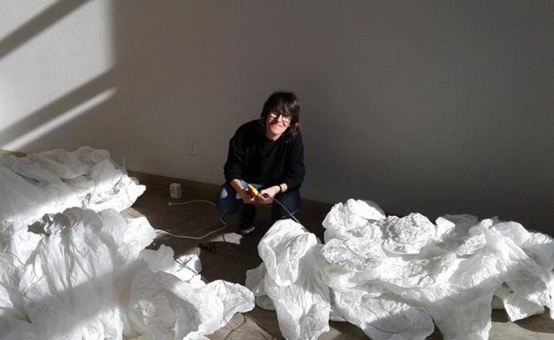 La artista Olga Diego con su exposición "Air/Art in Flight". Foto: http://olgadiego.blogspot.mx