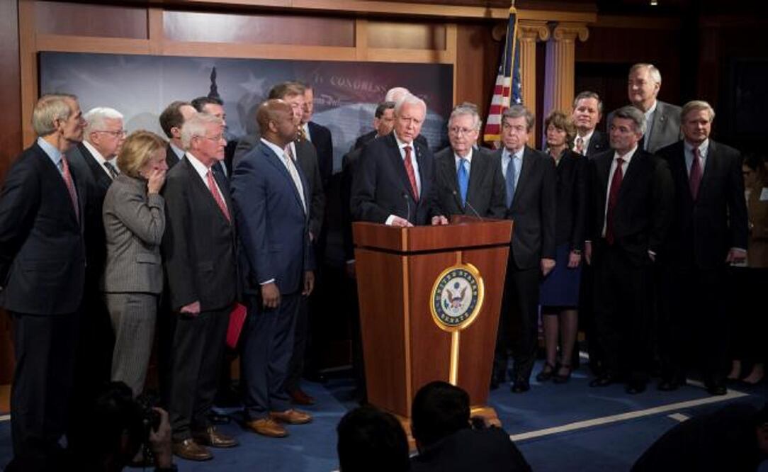 El senador republicano Orrin Hatch ofrece una rueda de prensa tras la aprovación de la reforma fiscal en el Capitolio en Washington DC (Foto: EFE)