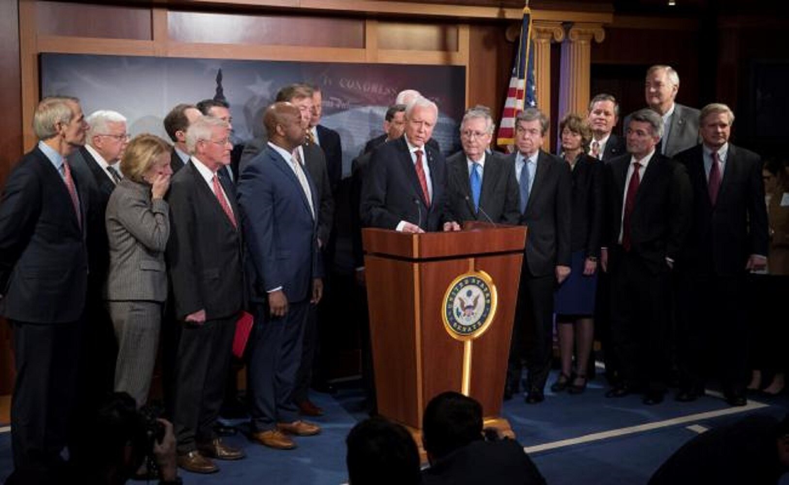 El senador republicano Orrin Hatch ofrece una rueda de prensa tras la aprovación de la reforma fiscal en el Capitolio en Washington DC (Foto: EFE)