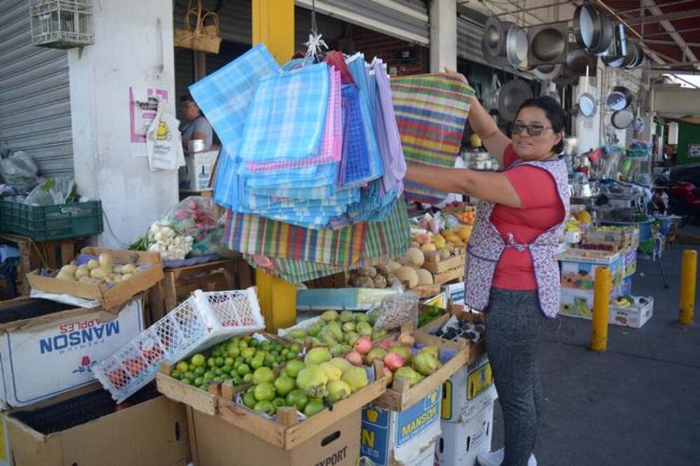Algunos clientes señalan que la medida municipal es adecuada: sin embargo, acusan falta de difusión de otras opciones para transportar sus mercancías /Foto: Román Castillo