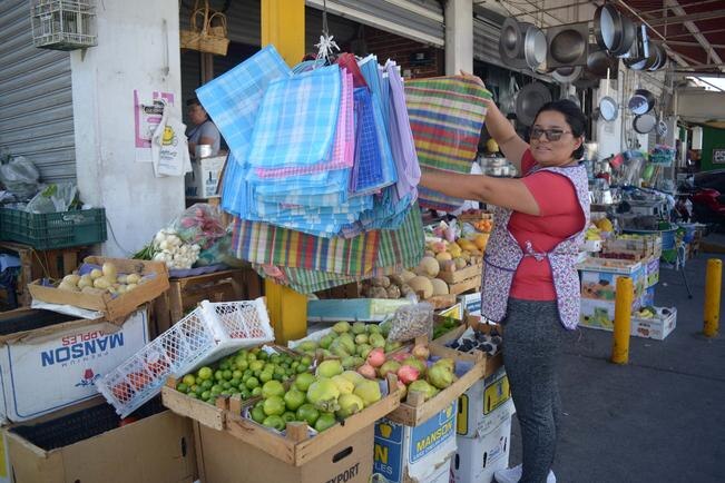 Algunos clientes señalan que la medida municipal es adecuada: sin embargo, acusan falta de difusión de otras opciones para transportar sus mercancías /Foto: Román Castillo