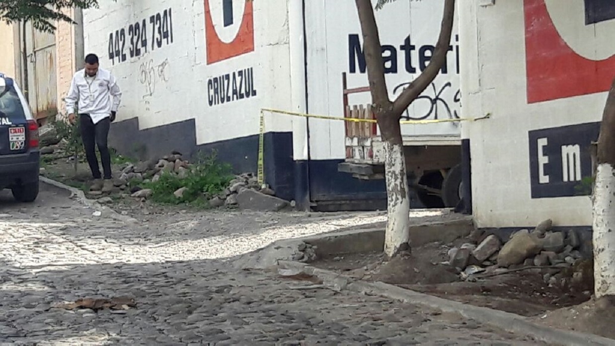 Descarga su arma afuera de casa de materiales