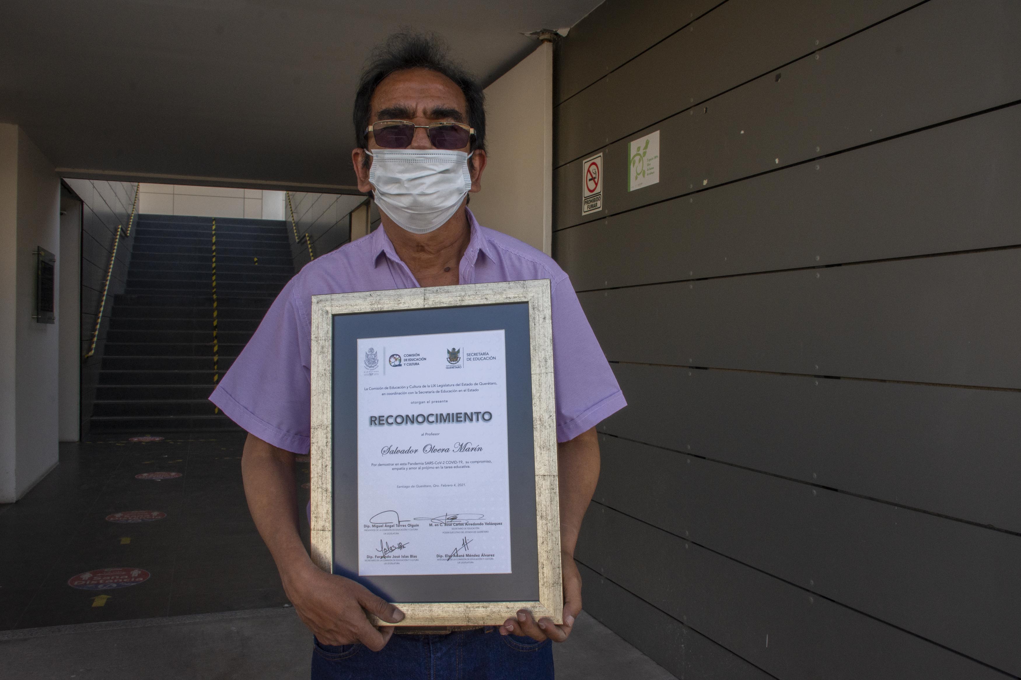 Congreso de Querétaro reconoce a "Chava" Olvera, el profe que da clases por la Sierra Gorda