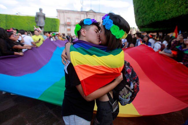 Cientos de personas de la comunidad lésbico-gay se reunieron para exigir la no discriminación y respeto a sus preferencias sexuales. / Foto: César Gómez