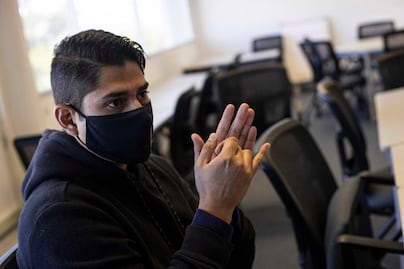 Josafat, el primer joven sordo con licenciatura en Terapia Física