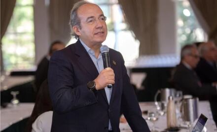 Critican en redes sociales ponencia de Felipe Calderón 