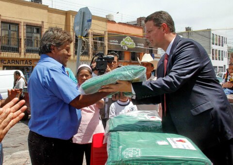 Entregan apoyos a comerciantes