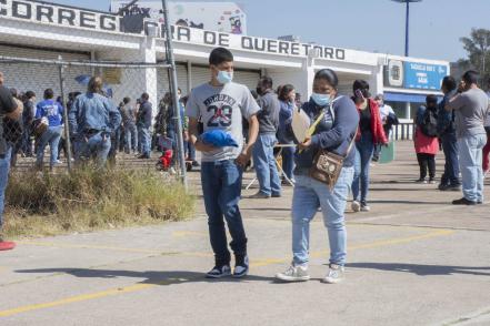 Nervios los traicionan; adolescentes reciben primera dosis contra el Covid-19 en Querétaro
