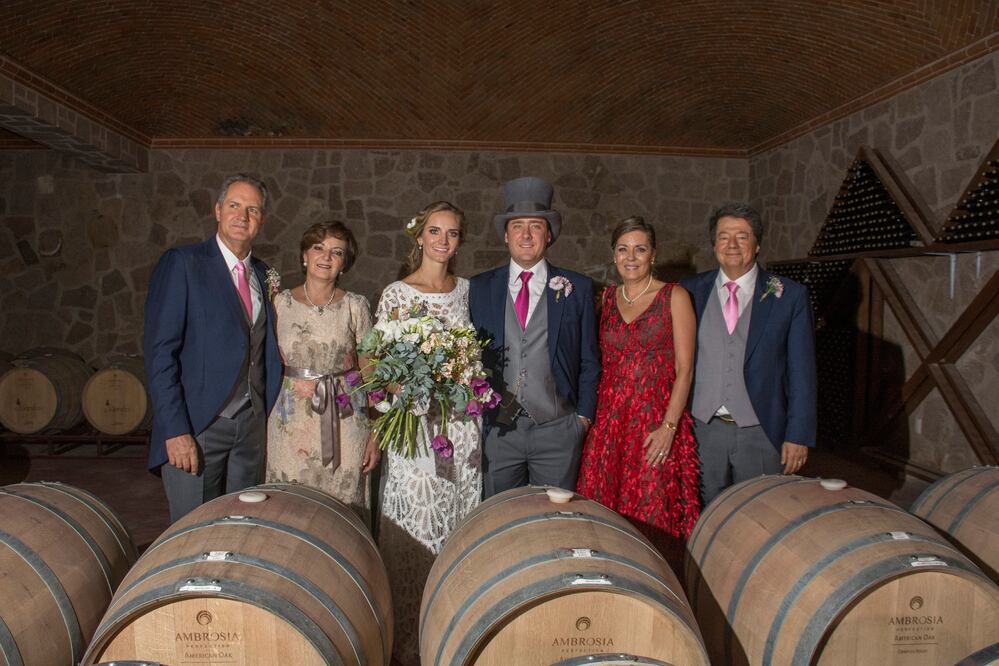 Enmarcados por los viñedos de la casa vitivinícola San Juanito y una decoración campestre con toques vintage