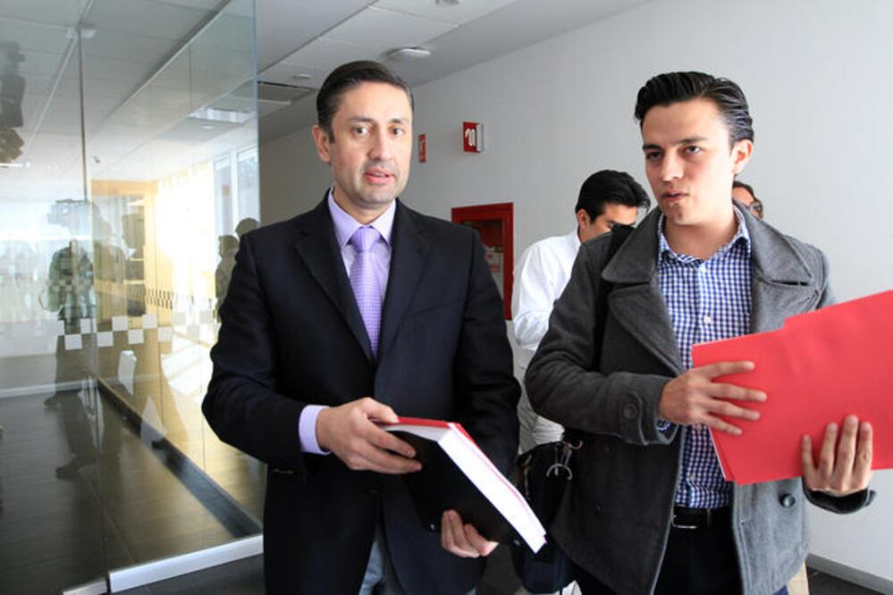 Miguel Nava Alvarado, presidente de la Defensoría de los Derechos Humanos (izq.), sostiene que el actuar de la Legislatura local representa una violación a la Constitución y una ofensa para la sociedad. (CÉSAR GÓMEZ. EL UNIVERSAL)