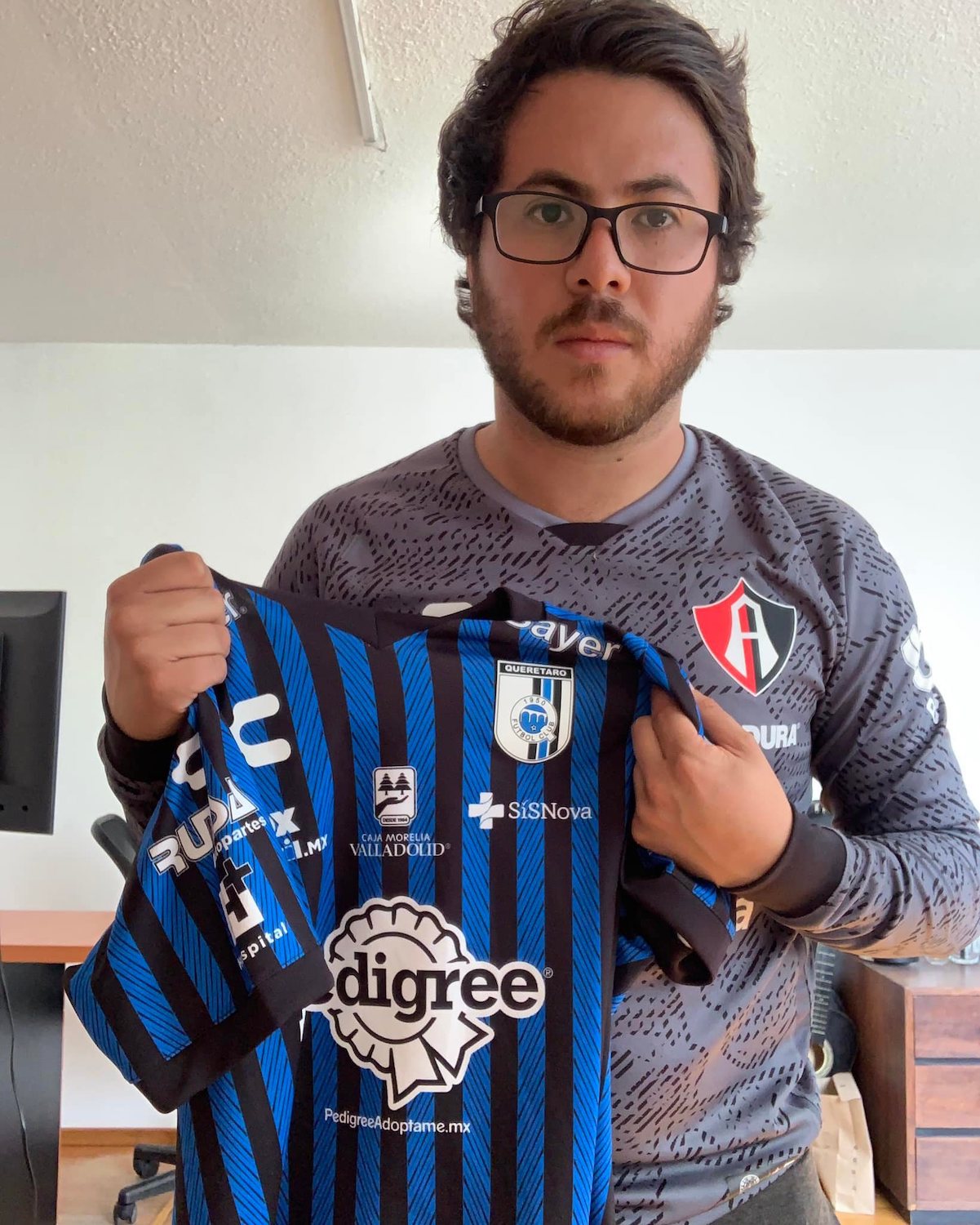 Joven recibió la playera de Gallos para salir del Corregidora