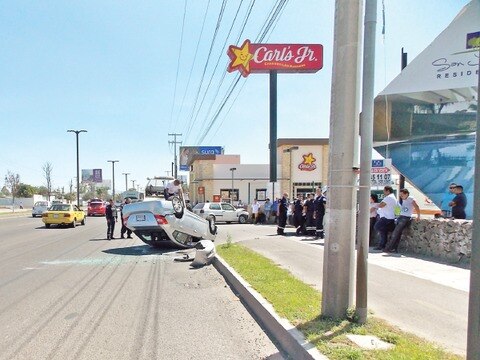 Choca y vuelca auto en Paseo Constituyentes