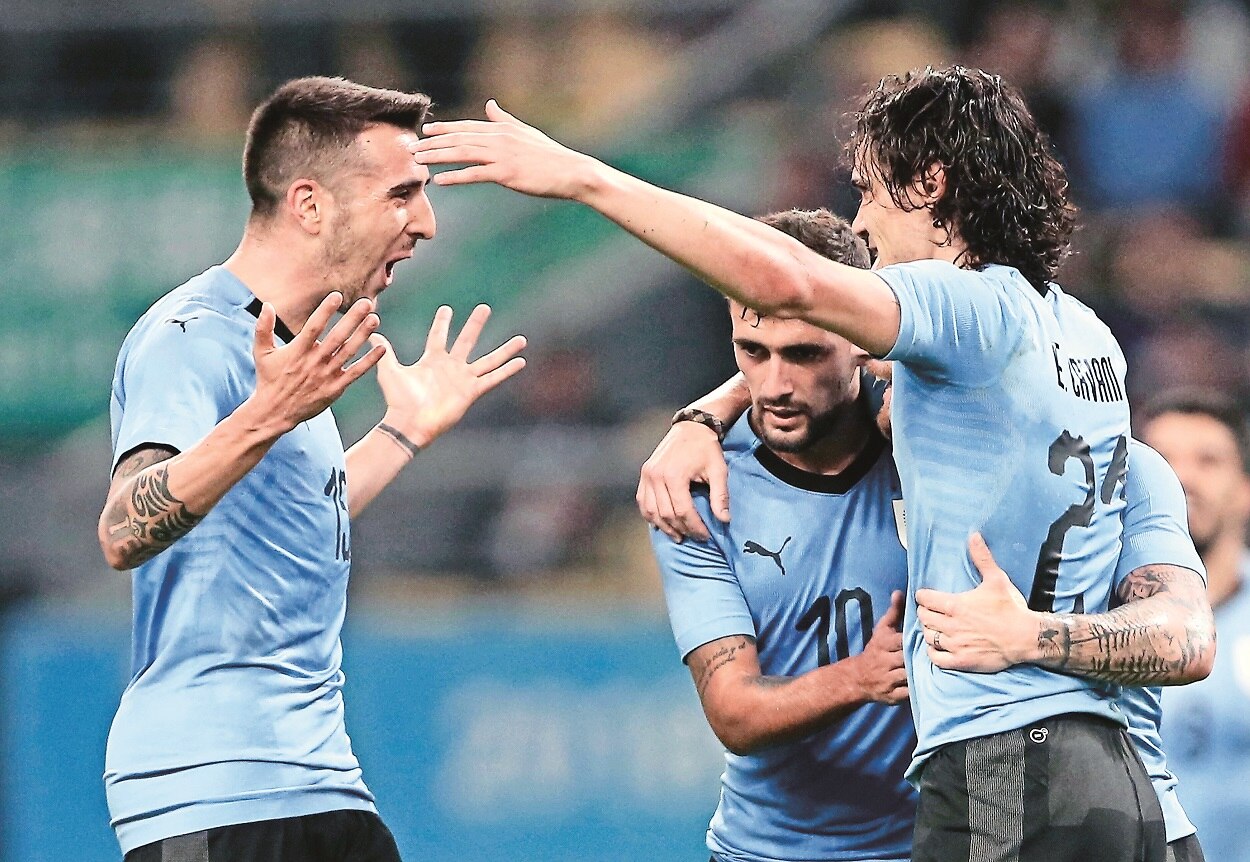 Uruguay golea a Rusia y es líder el Grupo A