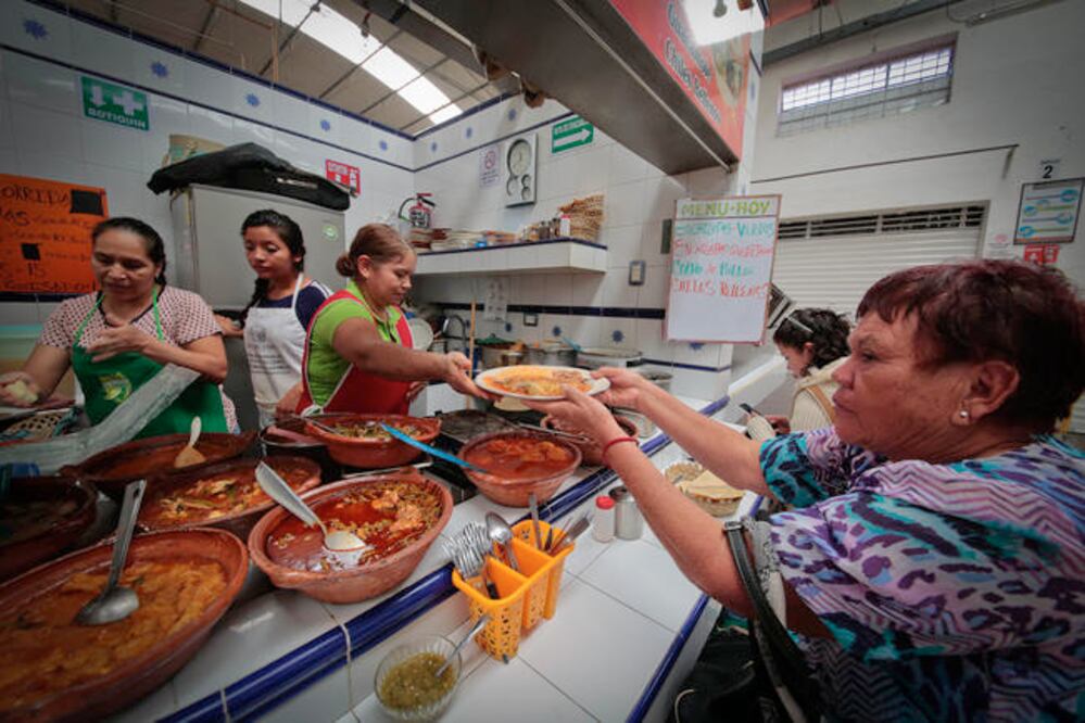 Los comensales pueden encontrar la tradicional barbacoa, enchiladas verdes, rojas o queretanas, así como tacos de diferentes guisos, alimentos veganos, postres, jugos y licuados (VÍCTOR PICHARDO. EL UNIVERSAL)