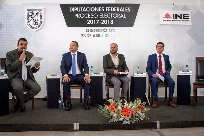 Los tres candidatos firmaron un compromiso con la UAQ para generar un informe anual de la actividad legislativa, en caso de ganar, y someterse a un foro de rendición de cuentas (ESPECIAL)