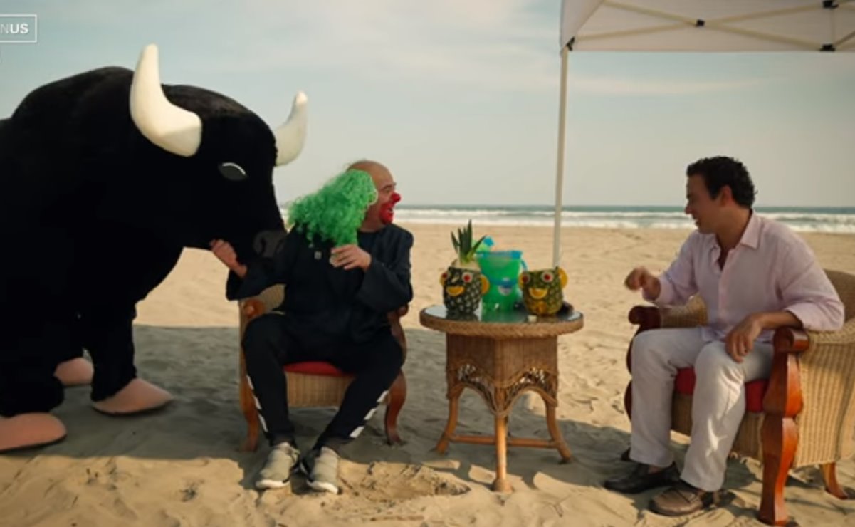 En medio de sol, arena y mar, Brozo y Loret encuentran a "El Toro" en Acapulco