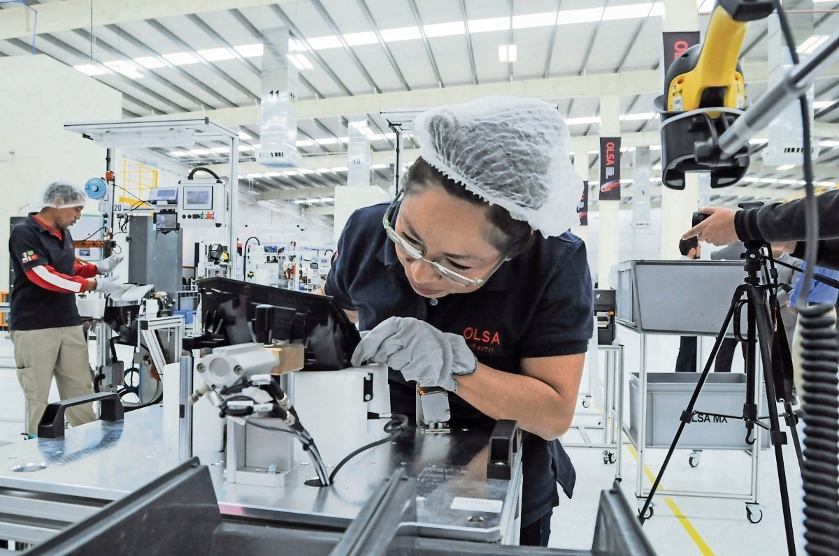 Mujeres ganan 36 pesos menos que los hombres