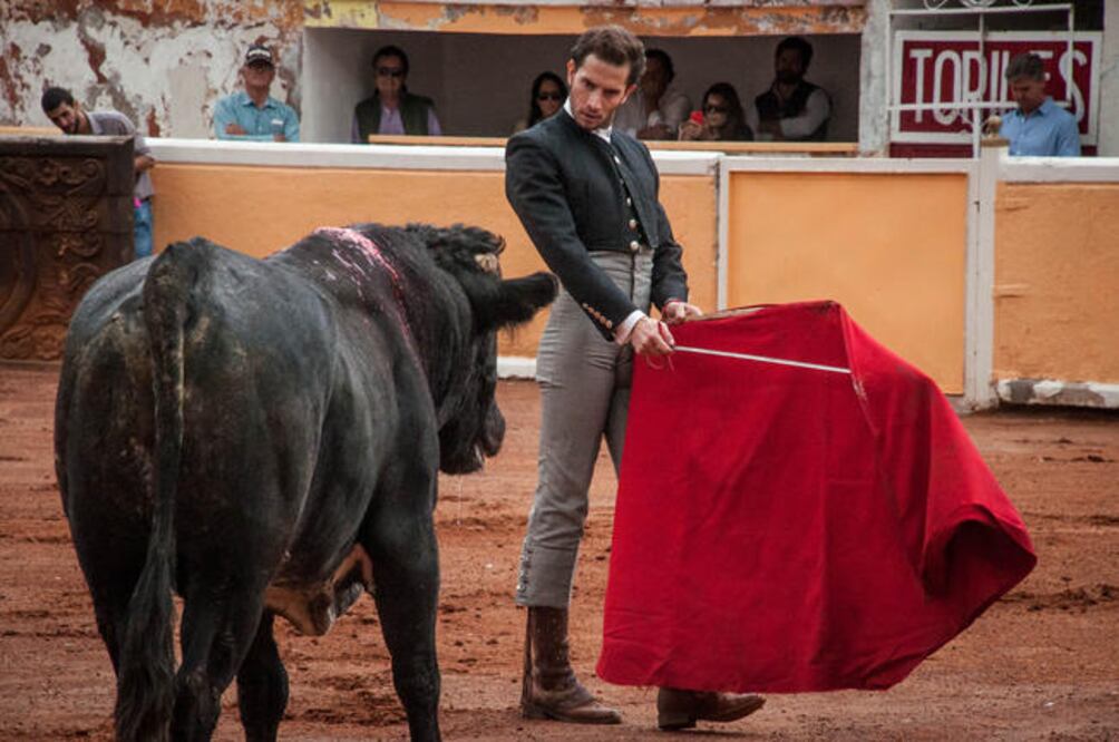Previo al gran evento taurino, para el que se prepara arduamente, el matador lidió un toro de Los Cues. (RICARDO LUGO. EL UNIVERSAL)