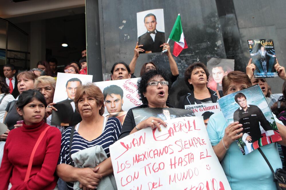 En el kiosko de la Alameda Central se instaló un karaoke, con el que admiradores de Juan Gabriel interpretaron algunas canciones para ambientar las filas (FOTOS: IVÁN STEPHENS. EL UNIVERSAL)