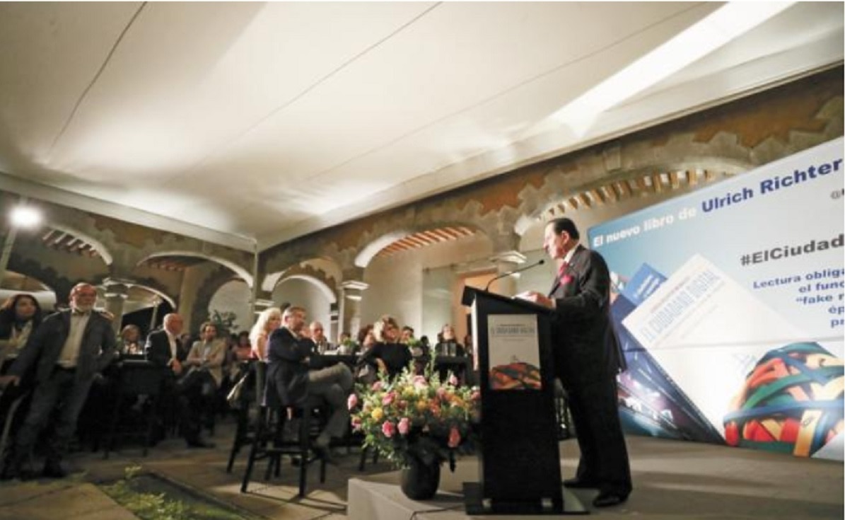 El Licenciado Juan Francisco Ealy Ortiz, Presidente Ejecutivo y del Consejo de Administración de EL UNIVERSAL, en la presentación del libro. (ALEJANDRA LEYVA. EL UNIVERSAL)