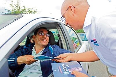 Diputado sale a las calles a dar informe