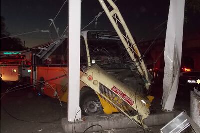 Chocan camiones de transporte público