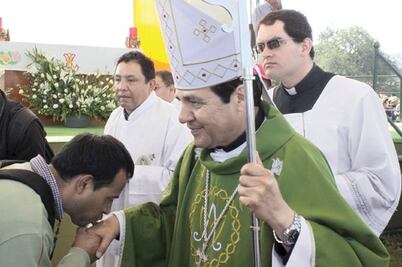 Llama obispo a consagrar a la familia