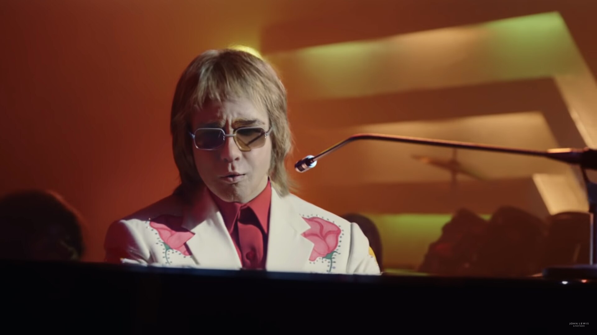 Elton John aparece en emotivo comercial navideño