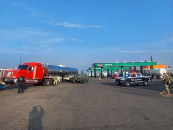 Aseguran pipa cargada con huachicol en San Juan de Río