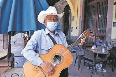 “Y aquí sigo... cantando sólo con mi guitarra” 