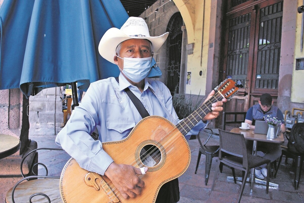 “Y aquí sigo... cantando sólo con mi guitarra”