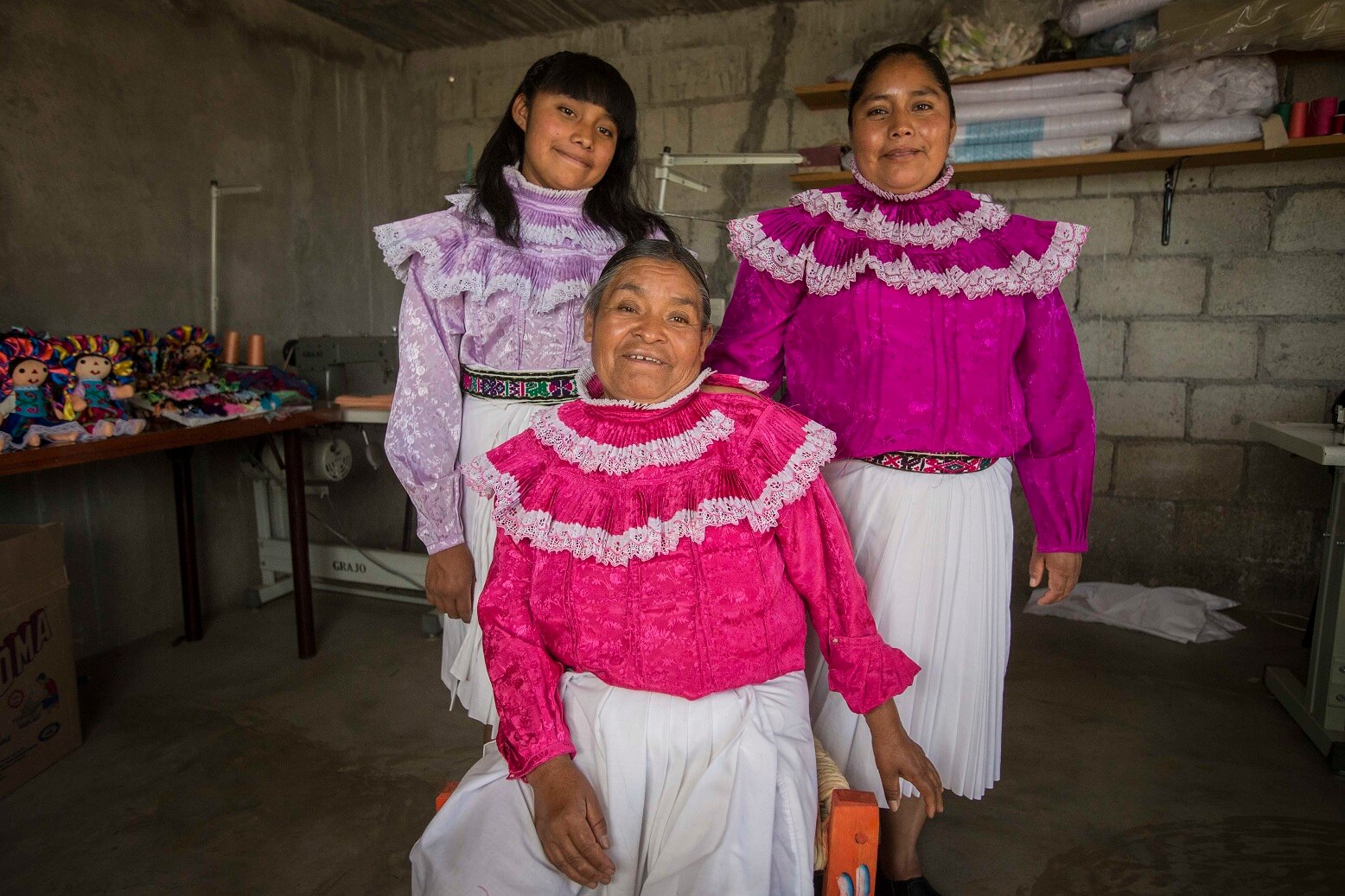 Muñecas otomíes, sustento de familias queretanas