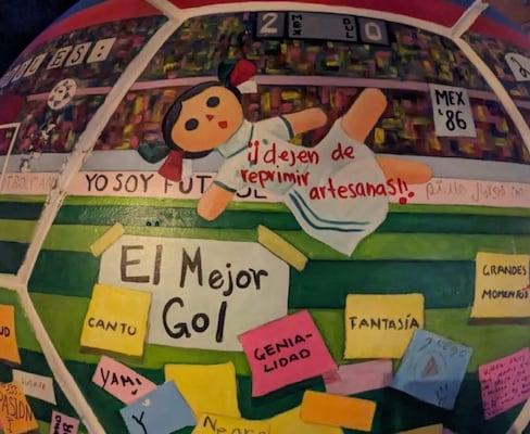 En Querétaro, detienen a dos mujeres por vandalizar balón de exposición
