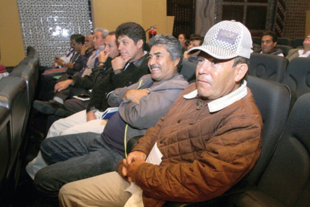 Anuncian capacitación a 2 mil 200 taxistas