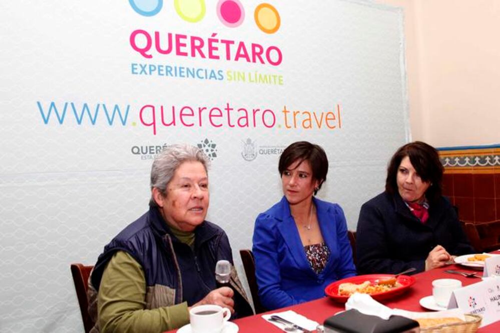 Patricia Ruiz Corzo (izq.) explicó que los 60 proyectos de la muestra fueron presentados en Madrid, España. (GUILLERMO GONZÁLEZ. EL UNIVERSAL)