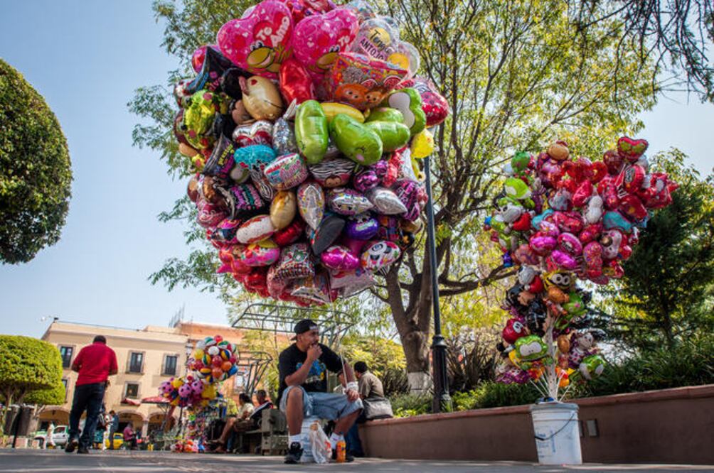 Desde hace 10 años, Karina Díaz Ramírez vende globos; hoy su jornada laboral terminará hasta las 23:00 horas. (RICARDO LUGO. EL UNIVERSAL)