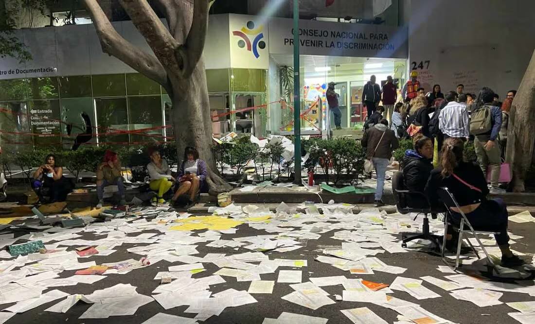 VIDEO Integrantes de colectivo LGBT+ se manifiestan frente a Conapred, en CDMX; realizan pintas y destrozan cristales