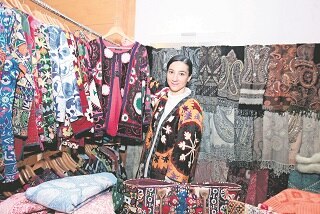 Inauguran bazar a beneficio de Ale  