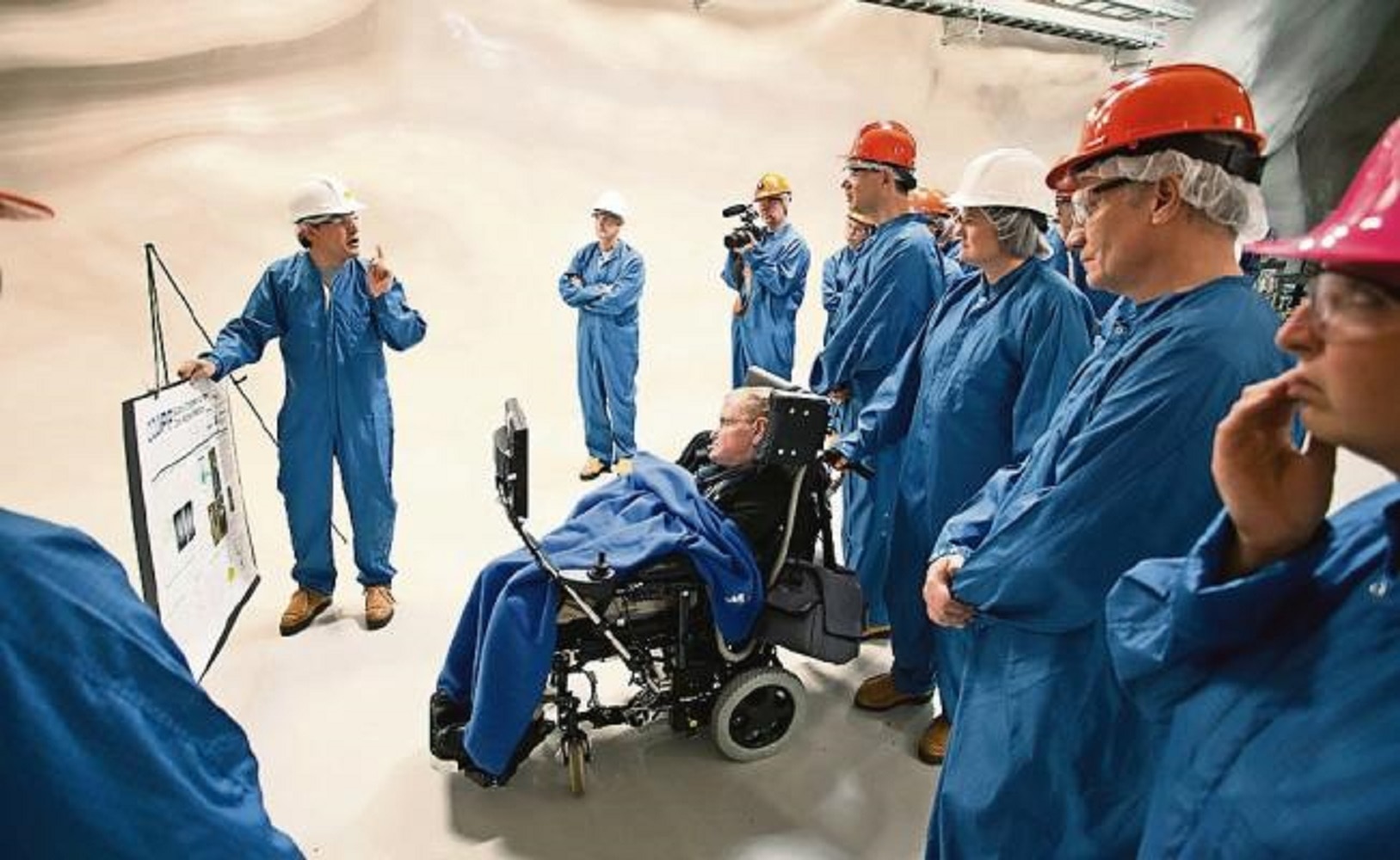 Otro investigador mexicano, Éric Vázquez, tuvo la oportunidad de explicar su trabajo en un observatorio subterráneo de Canadá al científico inglés Stephen Hawking. (CORTESÍA INSTITUTO DE FÍSICA)