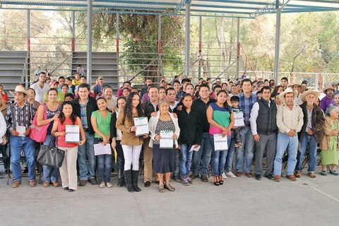 Entrega gobierno de Jalpan bonos de vivienda
