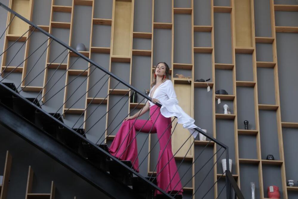 Con solo 24 años de edad, Sara Martin Oropeza, ha tenido la oportunidad de pisar las pasarelas de distintos países de la mano de diseñadores mexicanos.