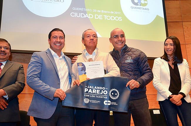 Capacita sector turismo a policías y taxistas