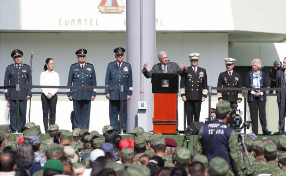 López Obrador pide a fuerzas armadas acabar "juntos" con inseguridad y violencia