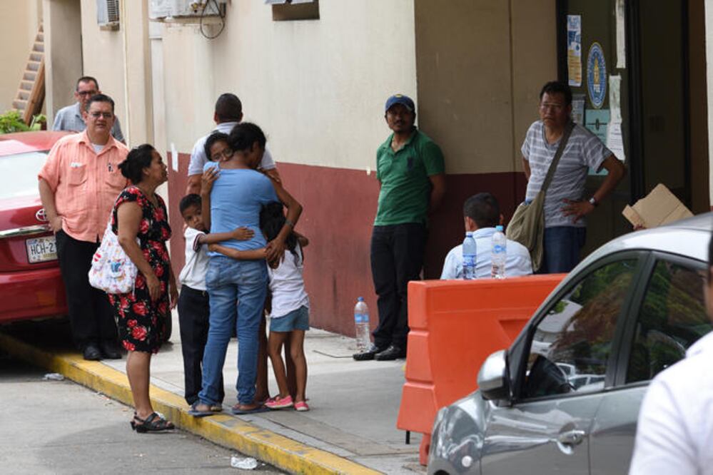 Desde la noche del jueves los cadáveres se encontraban en el Servicio Médico Forense y muchos comenzaron a salir en las primeras horas del viernes. Autoridades revelaron que hubo muertos por heridos de bala. (FOTOS: SALVADOR CISNEROS. EL UNIVERSAL)