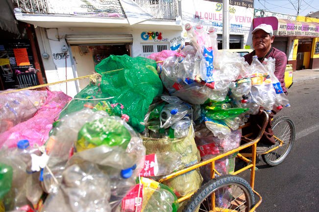 Reciclaje, labor social que ayuda a Juan a subsistir