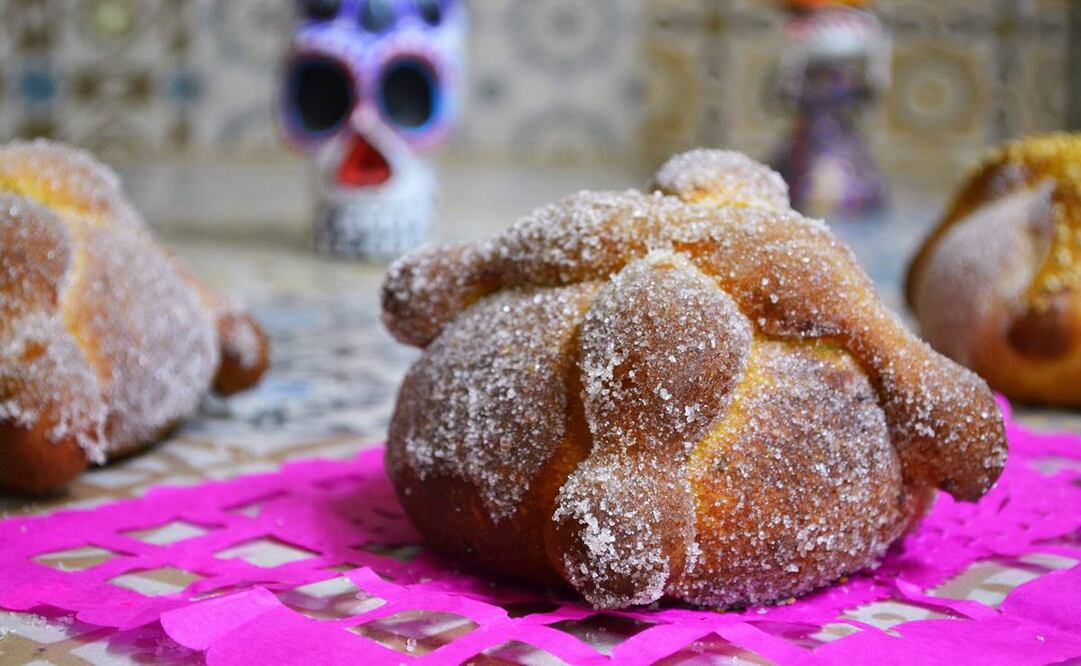 Hornea un pan de muerto de naranja delicioso con esta receta