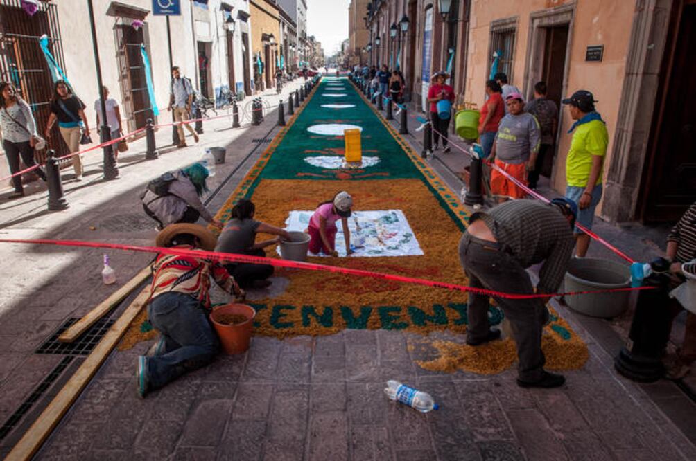 Seis horas tardó la elaboración del tapete de aserrín que se colocó el día de ayer en la calle Madero del Centro Histórico queretano (RICARDO LUGO. EL UNIVERSAL)