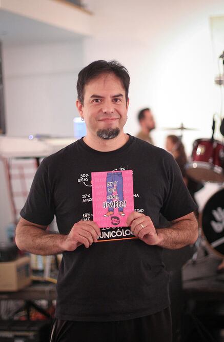 Para leerlo y escucharlo. El libro se consigue sólo en las presentaciones en vivo, mientras que el EP está disponible en platafo rmas digitales. Foto: LUIS SÁNCHEZ. EL UNIVERSAL